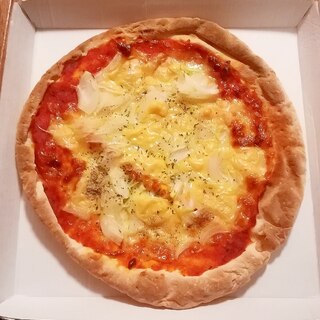 玉ねぎとたっぷりチーズのピザ